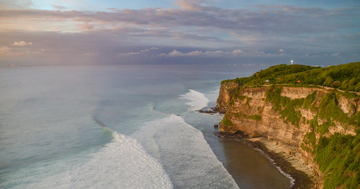 Bali kayalık sahilden gün batımı manzarası