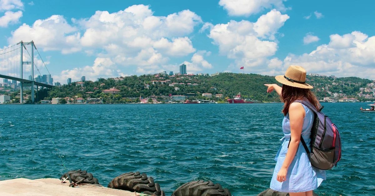 İstanbul sokaklarında sırt çantalı kadın gezgin