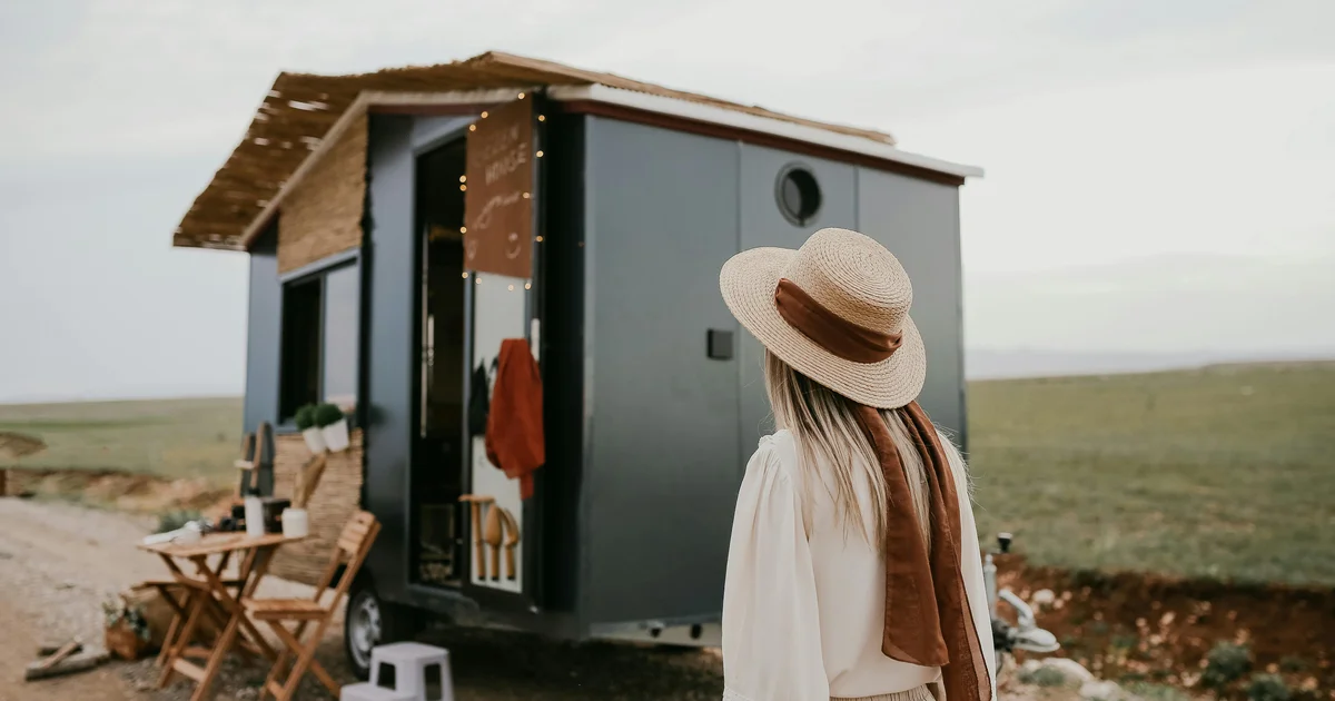 Tiny house terasından doğa manzarası, sabah ışığı Tiny house terasından doğa manzarası, sabah ışığı