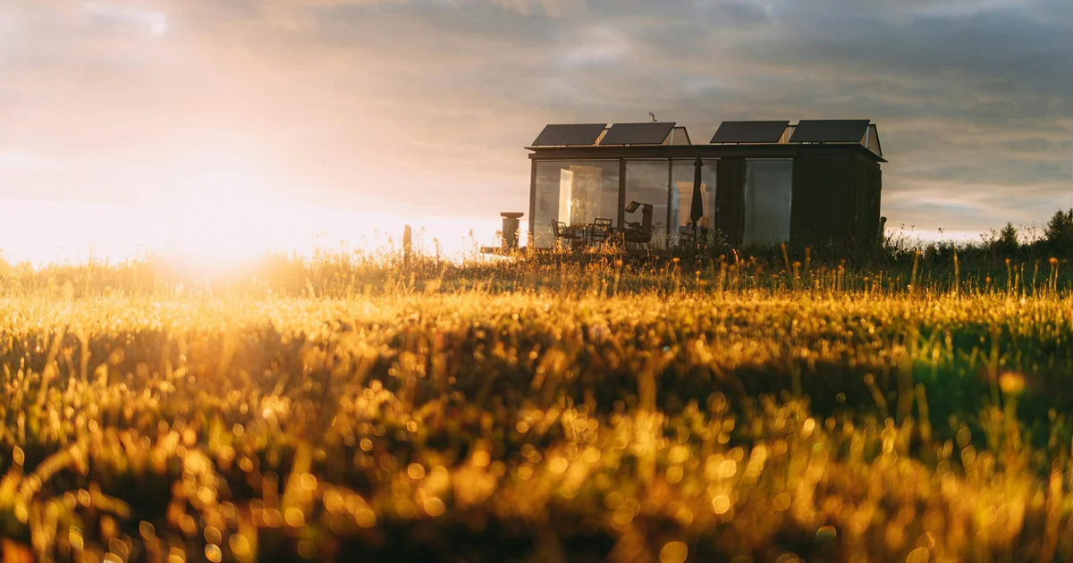 Off-grid tiny house, güneş paneli ve doğal yaşam Off-grid tiny house, güneş paneli ve doğal yaşam